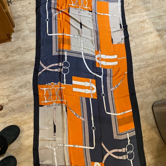 Scarf - Large unbranded silk feeling scarf/shawl - Picture 6 of 8